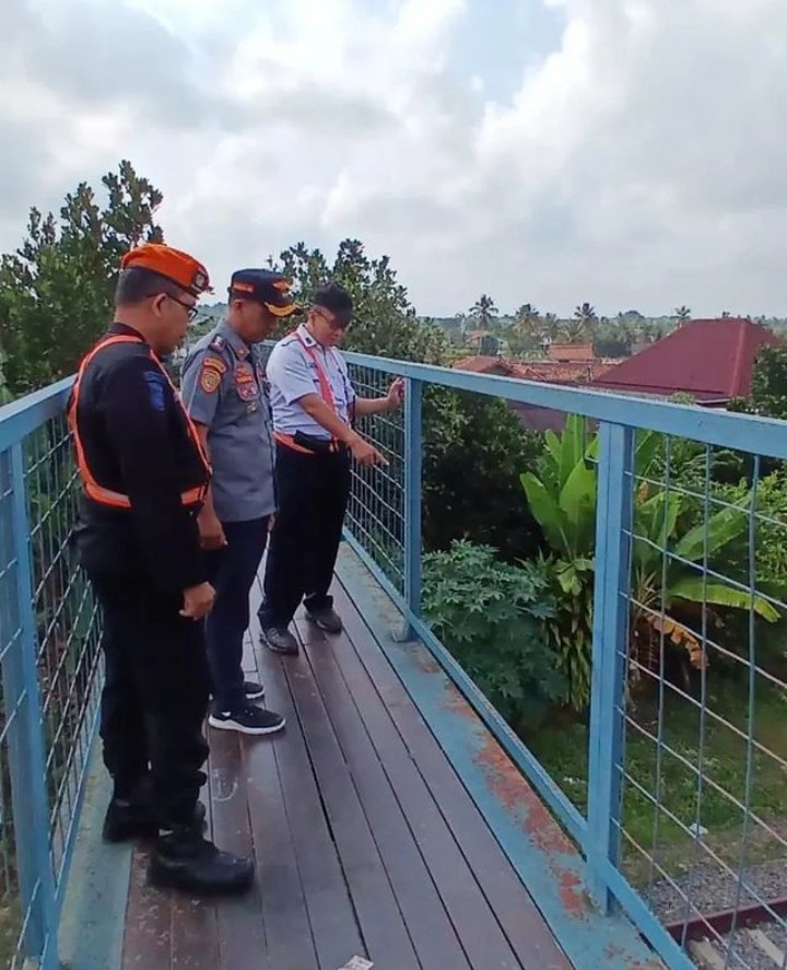 PT KAI Tutup JPO Stasiun Kota Prabumulih Karena Sudah Tak Layak, Permintaan Warga Untuk Membuka Akses Akan Lap