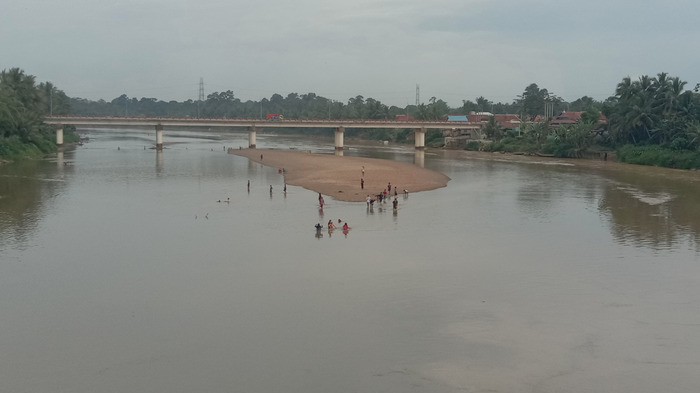 Layaknya Pantai, Air Sungai Rupit yang Surut jadi Wisata Dadakan