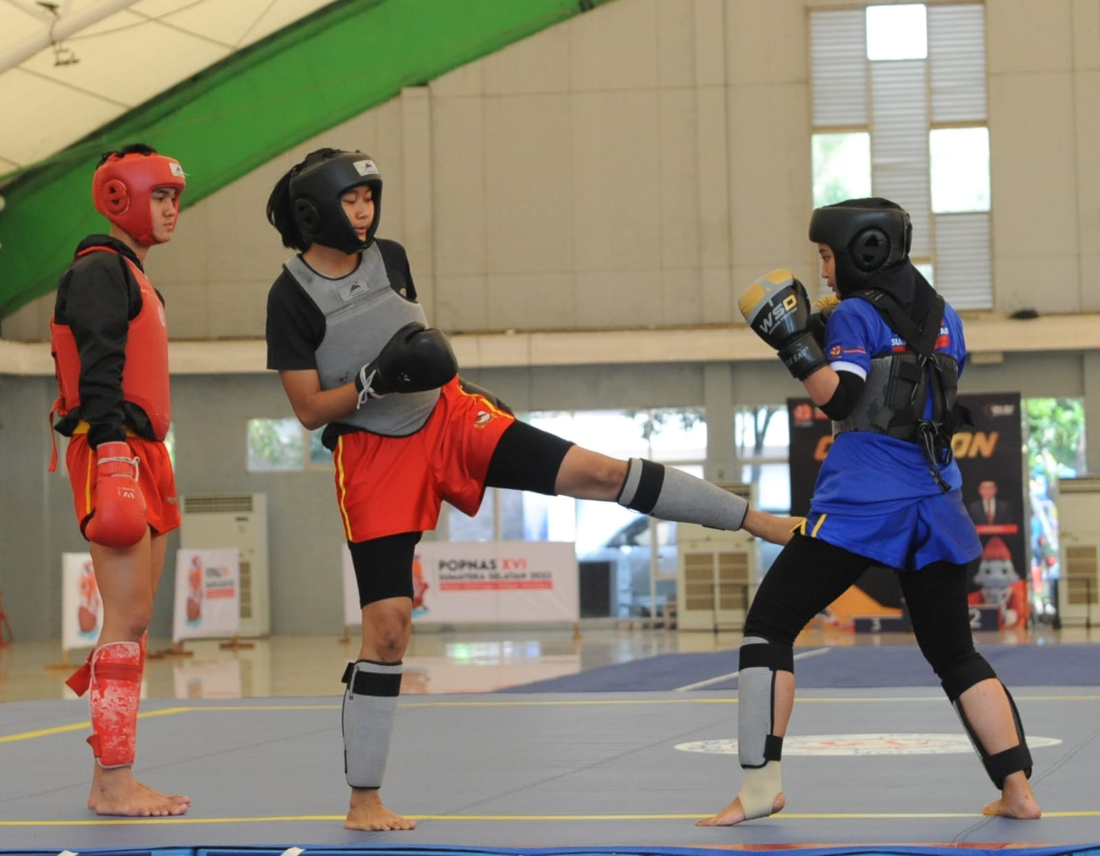 SINERGI! Pemkab-TNI Penyiraman 900 Batang Pepaya