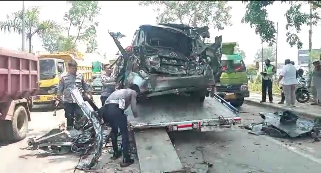 Zig Zag Kecepatan Tinggi, Innova Terpental dan Terguling. Satu Penumpang Tewas!