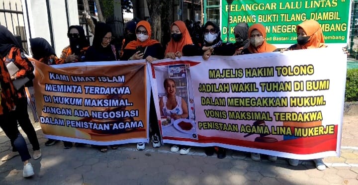 Aksi Damai Emak-emak Srikandi Tegaskan: Hukuman Maksimal untuk Selebgram Kontroversial!”