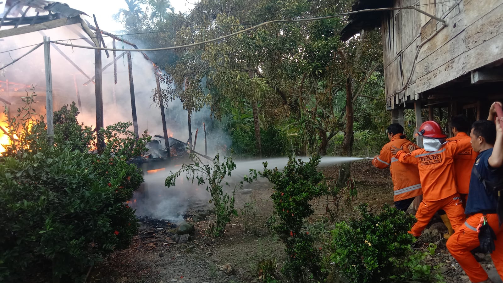 Rumah Panggung Hangus Terbakar. Pemilik Sedang di Kebun