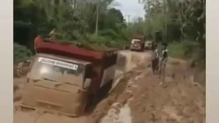 Hujan, Jalan Jadi “Kubangan Kerbau”