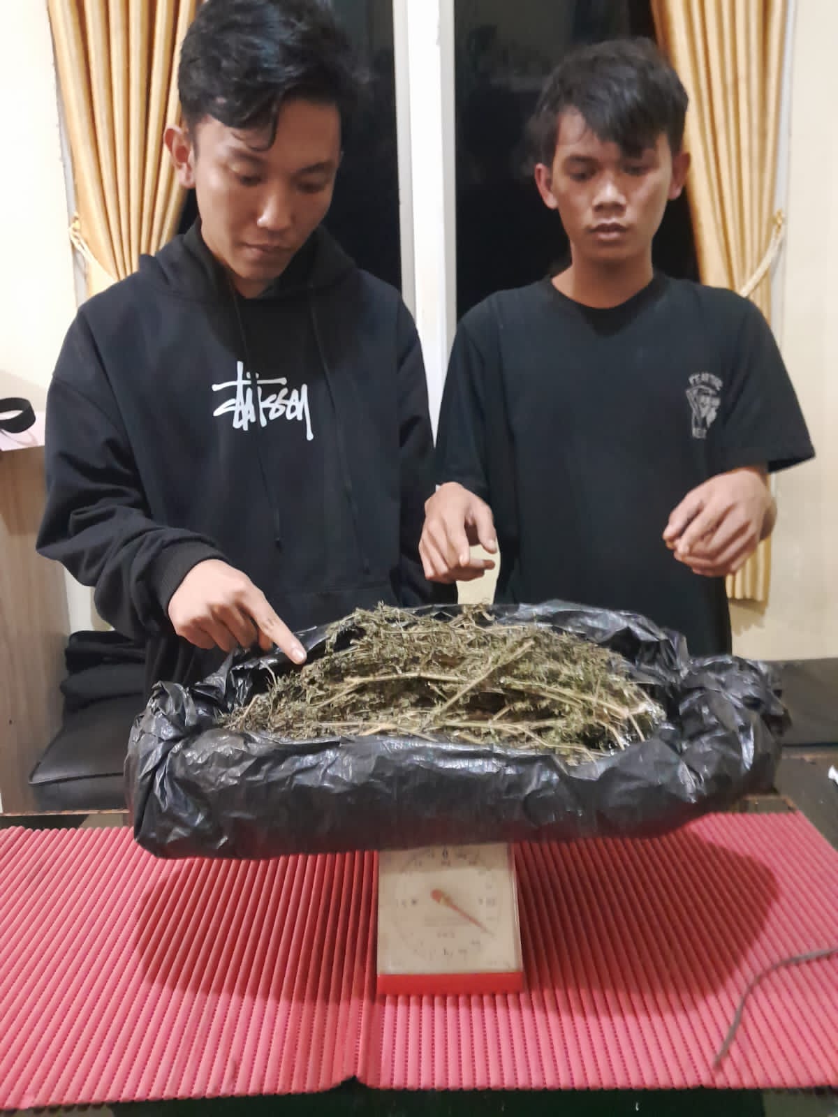 Sergap Dua Pemotor,  di Bawah Jok Motornya Ditemukan Barang Terlarang