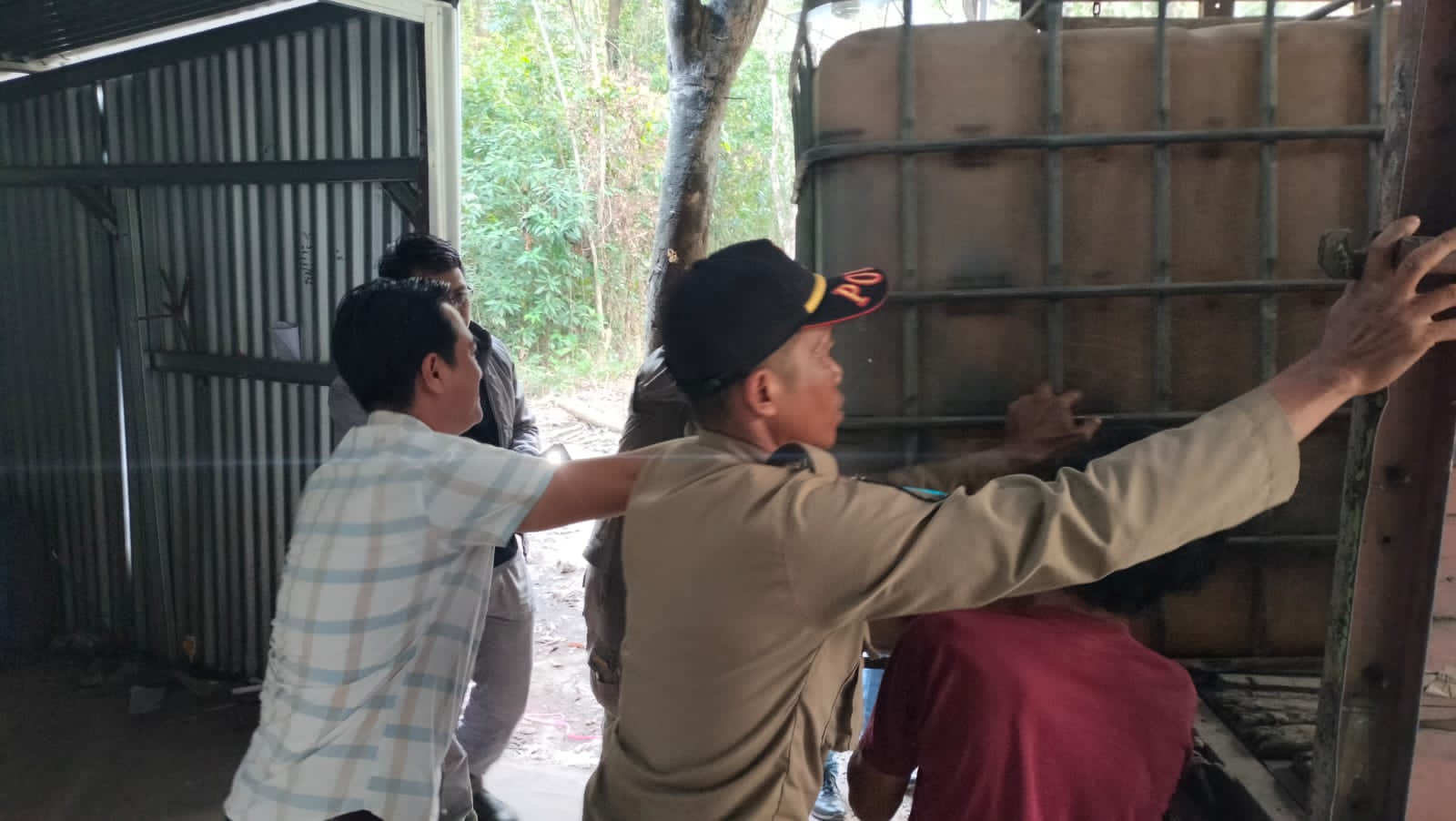 Gerebek Gudang Bahan Bakar Minyak Ilegal di Kabuaten OKU, Polisi Amankan  Dua Warga