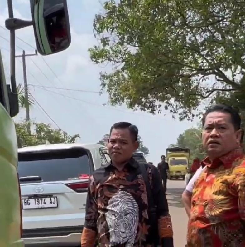 Bupati Banyuasin Turun Tangan Hentikan Truk Sawit Overtonase