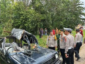 Kijang Super Salto Beberapa Kali, Lima Penumpang Tewas