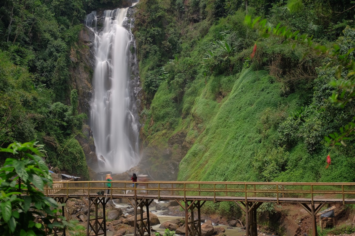 7 Air Terjun Ini Wajib Dikunjungi Saat Traveling ke Sumsel