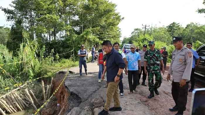 Pindahkan Badan Jalan, Longsor Kuang Anyar