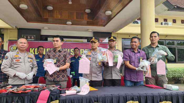 Polisi Bongkar Pabrik Ekstasi Rumahan