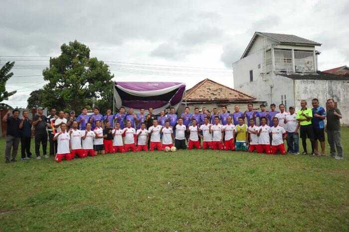 Menjalin Tali Silaturahmi Dalam Bidang Olahraga Sepakbola, Walikota Borong Jualan UMKM