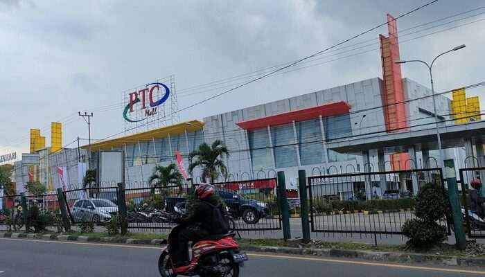 Besi Pembatas Jalan Depan PTC Banyak Rusak
