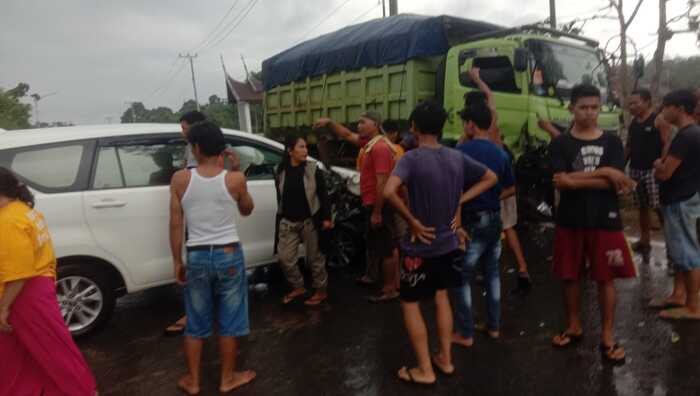 Ngantuk, Sopir Travel Hantam Truk Pengangkut Batu Bara