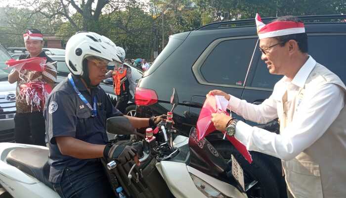 Wow! Walikota Bagikan Seribu Bendera Merah Putih