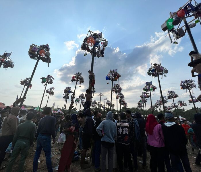 Spektakuler!  Panjat 78 Pinang, Ribuan Warga Penuhi Lapangan”