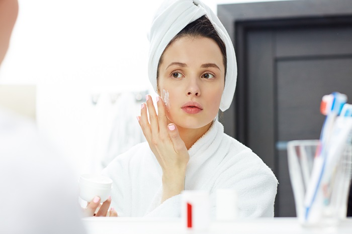 Cara Paling Benar Untuk Urutan Skincare di Malam Hari Seperti Ini Lho!
