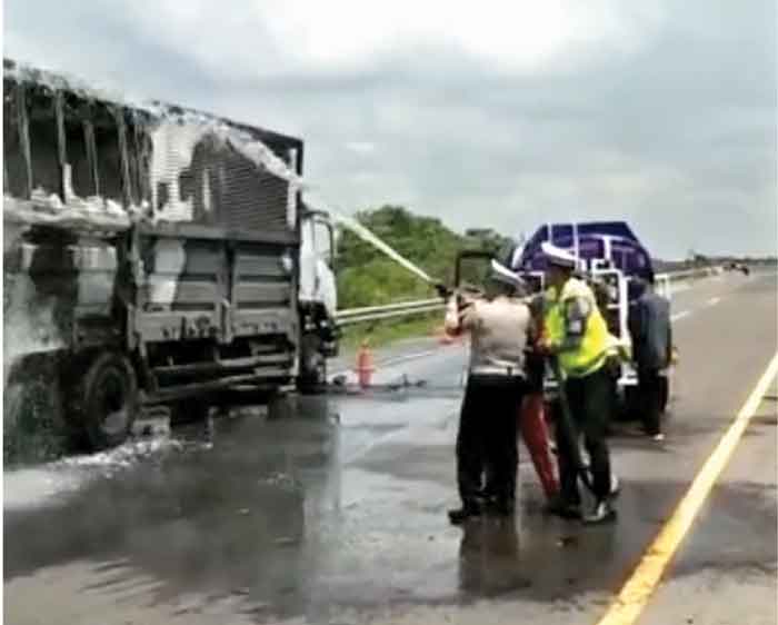 Diduga Korsleting, Terbakar di Jalan Tol