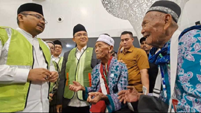 Cerita Lucu Jemaah Haji Asal Majalengka, Abah Juhani (95) Kepikiran Ayam, Minta Turun Dari Pesawat