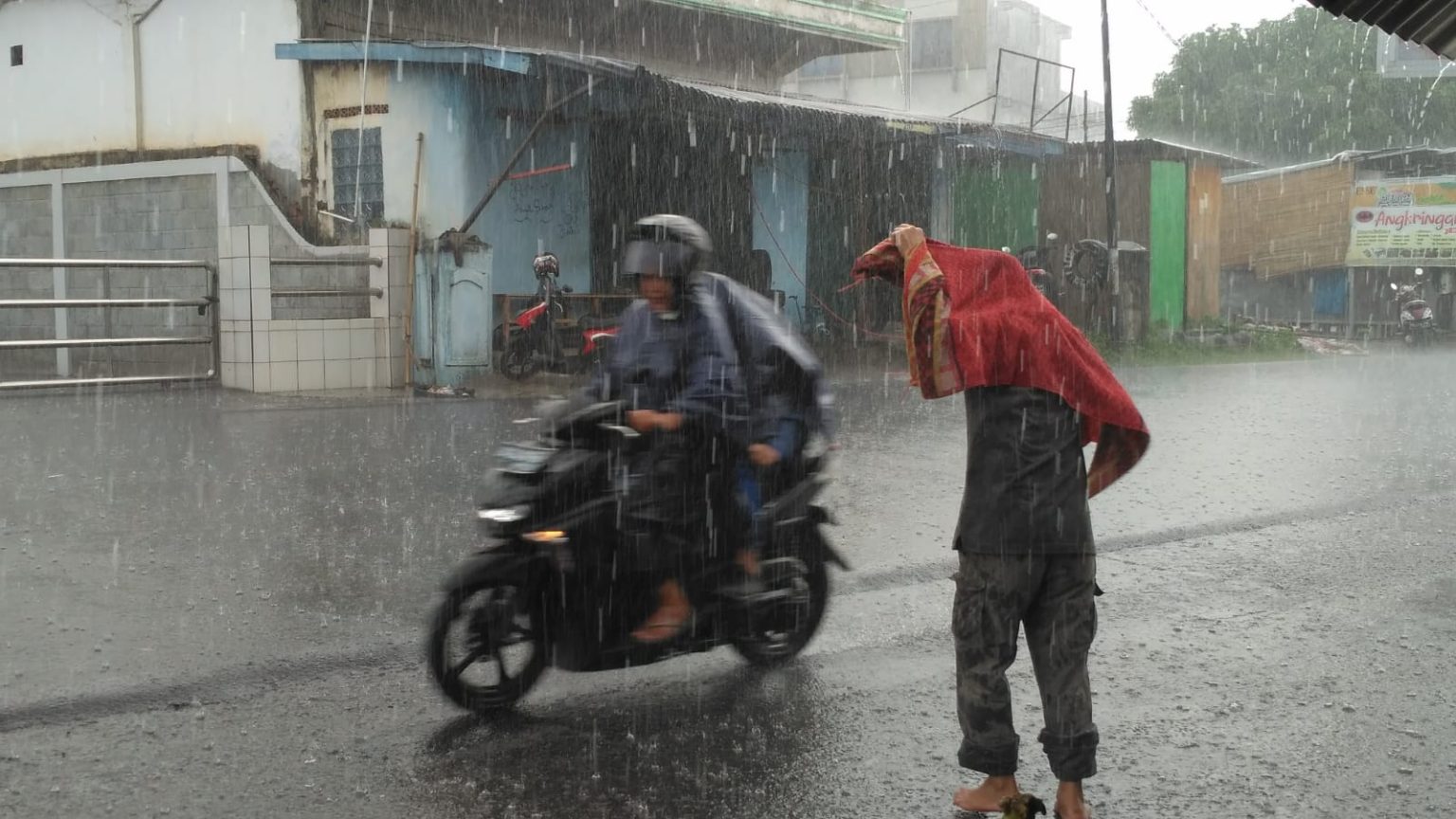 Waspada ! Hujan Lebat Intai 10 Kecamatan