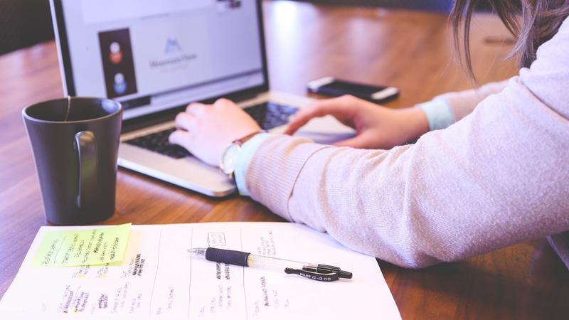 Bestie Kamu Sering Mengeluh Masalah Pekerjaan? 5 Tips ini Bisa Membantumu Lho