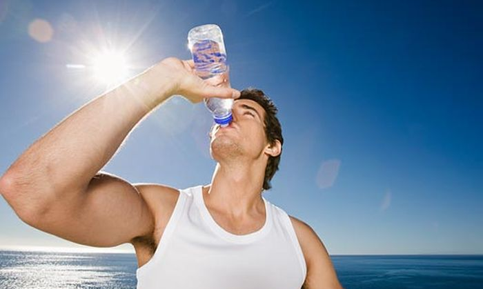 5 Efek Berbahaya Jika Minum Sambil Berdiri, Sebabkan Asam Lambung!