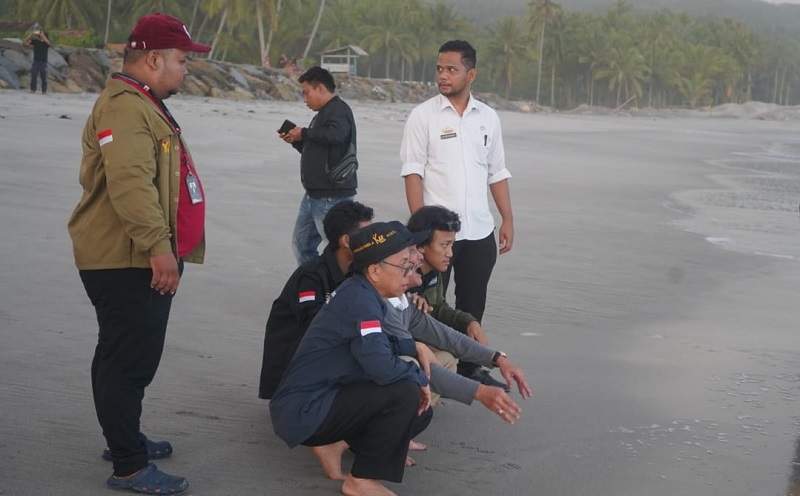 Masih Belum Ditemukan, Rektor ITERA Turun Langsung ke Pantai Tempat Mahasiswanya Hilang
