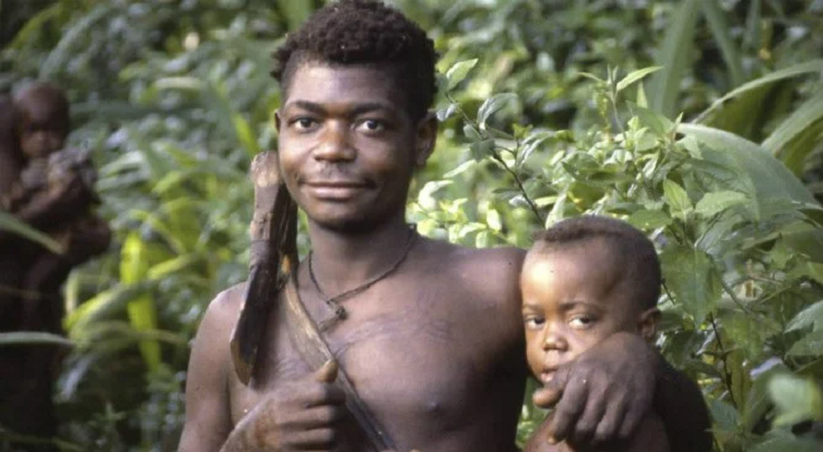 Tak Cuma Para Ibu, Para Ayah Suku Aka Juga Menyusui Bayi Mereka