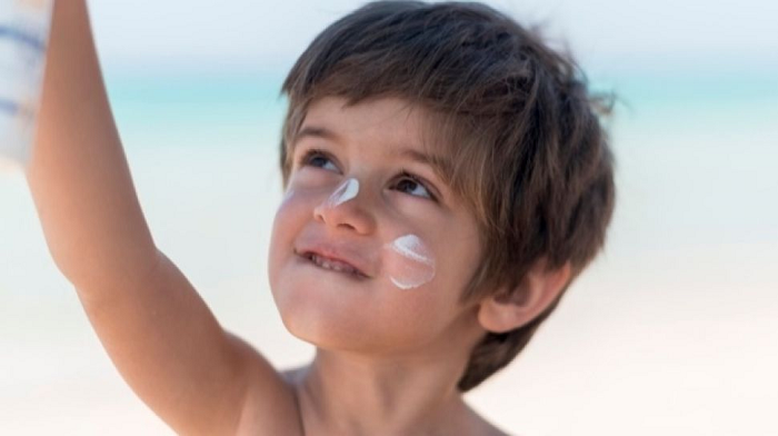 Moms Hati-hati Lho! Ini Tips dan Cara Memilih Sunscreen Untuk Anak Kesayanganmu