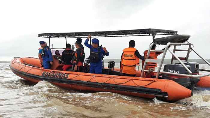 Evakuasi ABK Mengapung di Ambang Luar