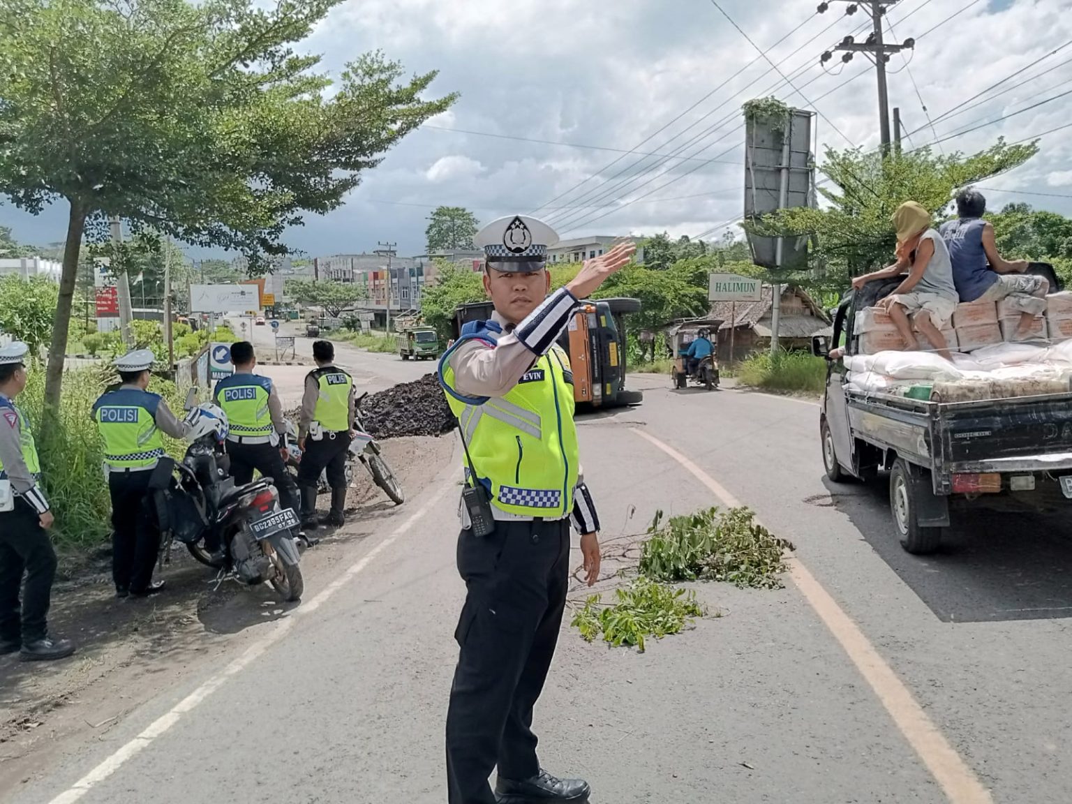 Jalan Miring, Truk Batubara Terguling