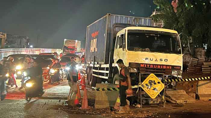 TRUK KONTAINER HILANG KENDALI