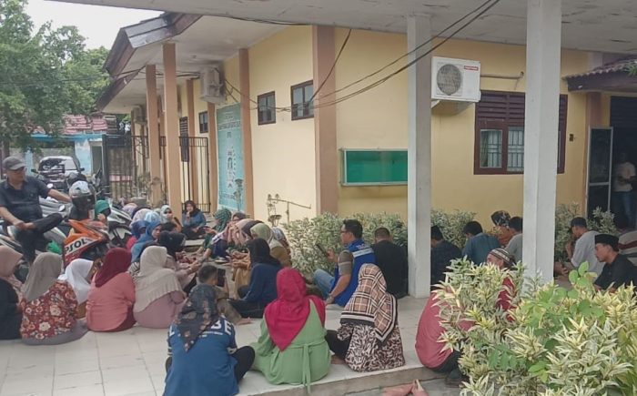 Hampir 3 Jam Menunggu, Anggota Dewan Tak Kunjung Tiba,  Warga Sabar Baca Yasin, Satu Persatu Anggota Dewan Muc