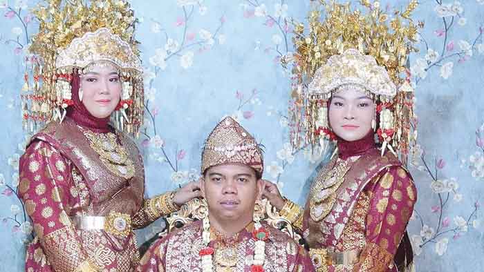 Satu Tercatat, Satu Bawah Tangan