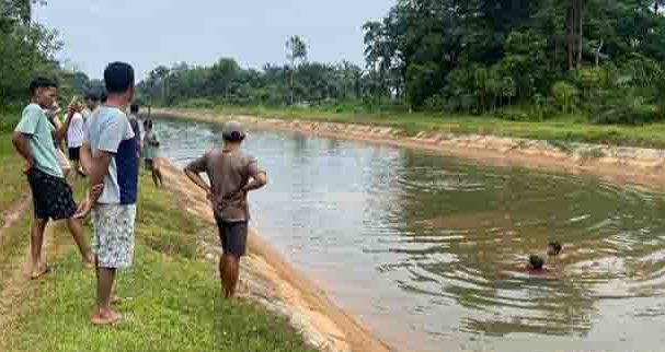 Pulang Ziarah Boncengan Motor Melewati Tanggul Irigasi, Motor Terpeleset Tak Sengaja Tarik Gas, Motor Terjun k