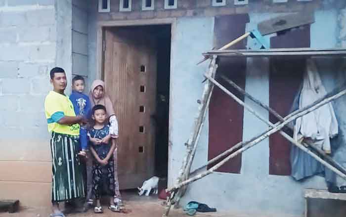 Ajak Anak Istri, Sularno Mohon Doa